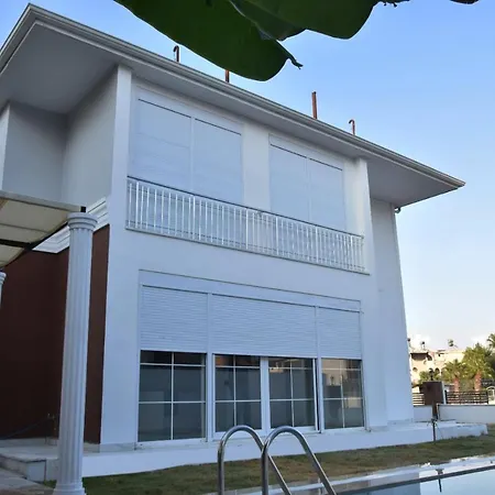Muestakil Havuzlu Oezel Lueks Villa-3