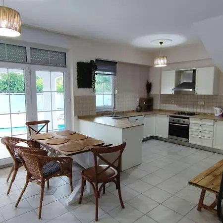 Beautiful Villa With Swimming Pool & Garden-3