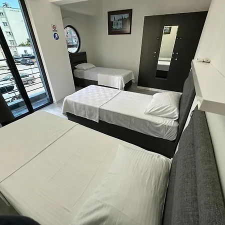 Hadrian'S Gate Family Hostel-3