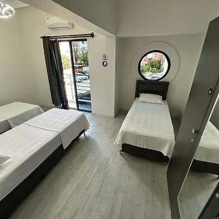 Hadrian'S Gate Family Hostel-3