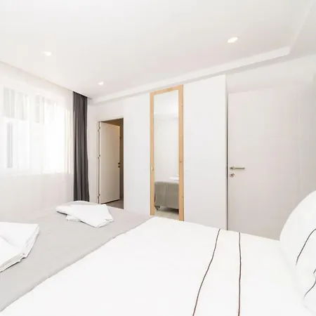 Central Flat With Balcony And Terrace In Muratpasa-3