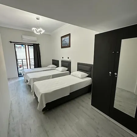 Hadrian'S Gate Family Hostel-2