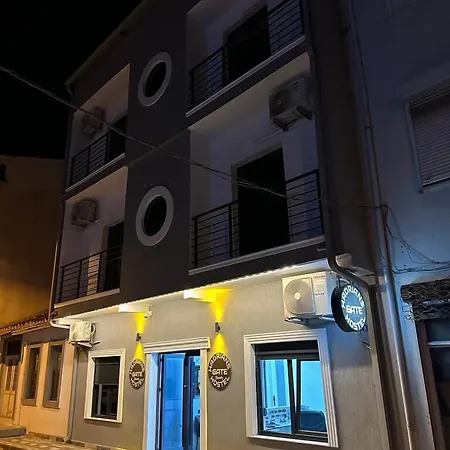 Hadrian'S Gate Family Hostel-2