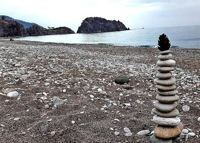 Freihstendes Steinhaus Auf Einen Grossen Garten Kemer