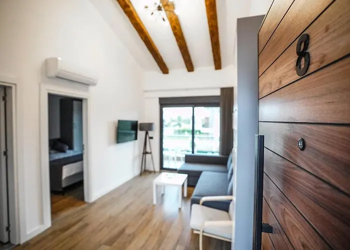 Kemer hotels near Monday market