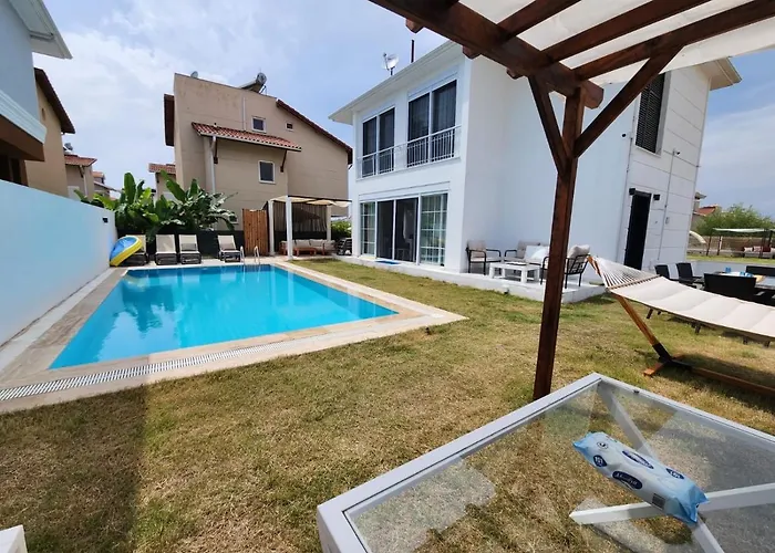 Muestakil Havuzlu Oezel Lueks Villa Belek