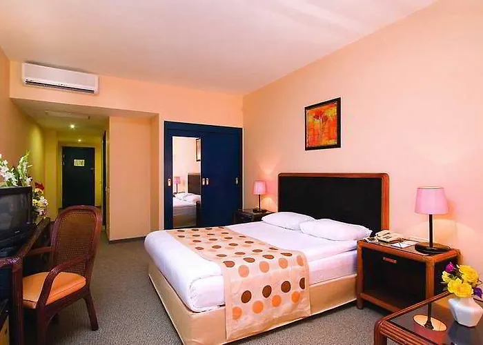 Queens Park Hotel Goeynuek